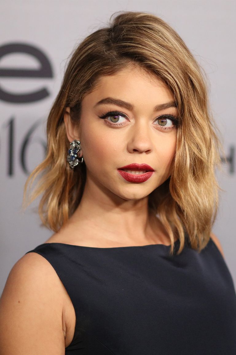 Kết cấu tinh tế của Sarah Hyland: Giữ cho mái tóc lob không bị xẹp xuống bằng cách cắt một loạt các lớp dài bắt đầu từ đường viền hàm và mỏng dần về phía đuôi. &nbsp;