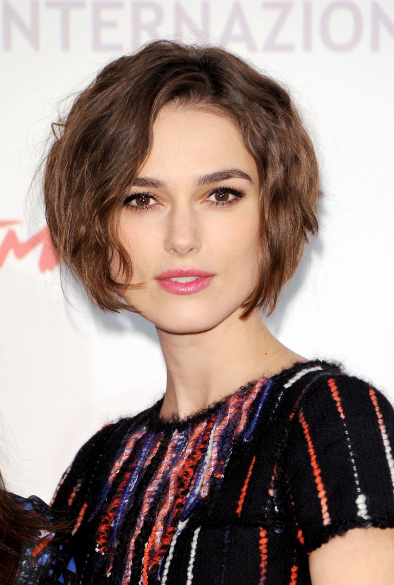 Keira Knightley's Textured Bob: Chìa khóa cho kiểu tóc bob kết cấu của Knightley là các lớp uốn cụp, mảnh có thể gợi nhớ cho bạn vẻ đẹp yêu thích của những năm 90.&nbsp;