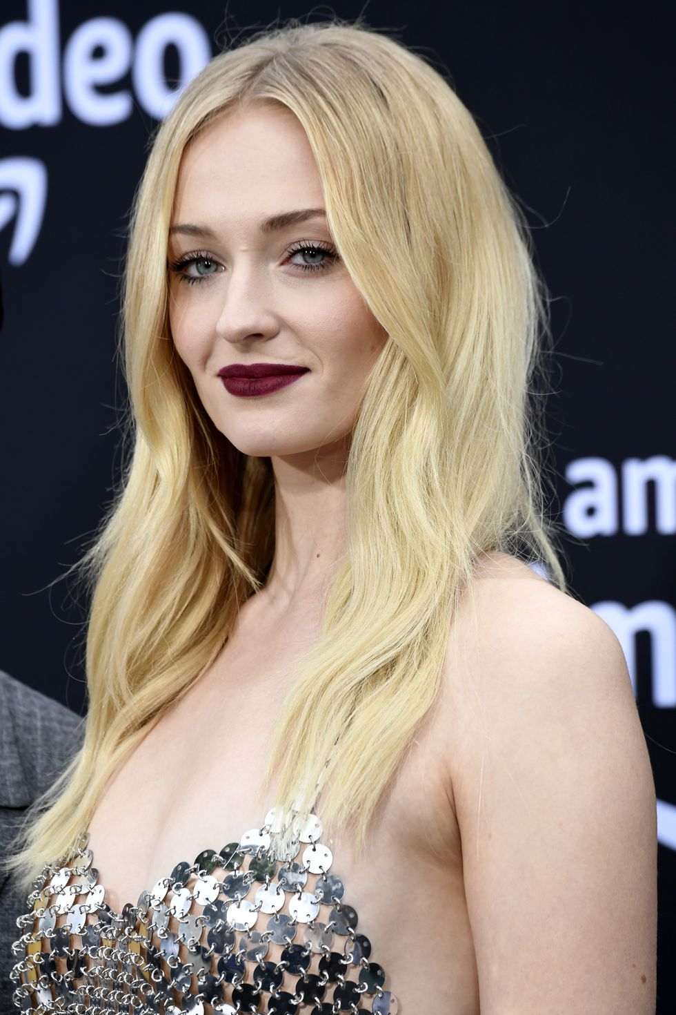 Những khúc quanh mềm mại của Sophie Turner: Phong cách không phức tạp của Turner chứng minh rằng ngay cả vài động tác đơn giản với chiếc bàn ủi phẳng cũng sẽ tạo ra hình dạng hoàn hảo, vì các lớp cắt làm hầu hết công việc cho bạn.&nbsp;