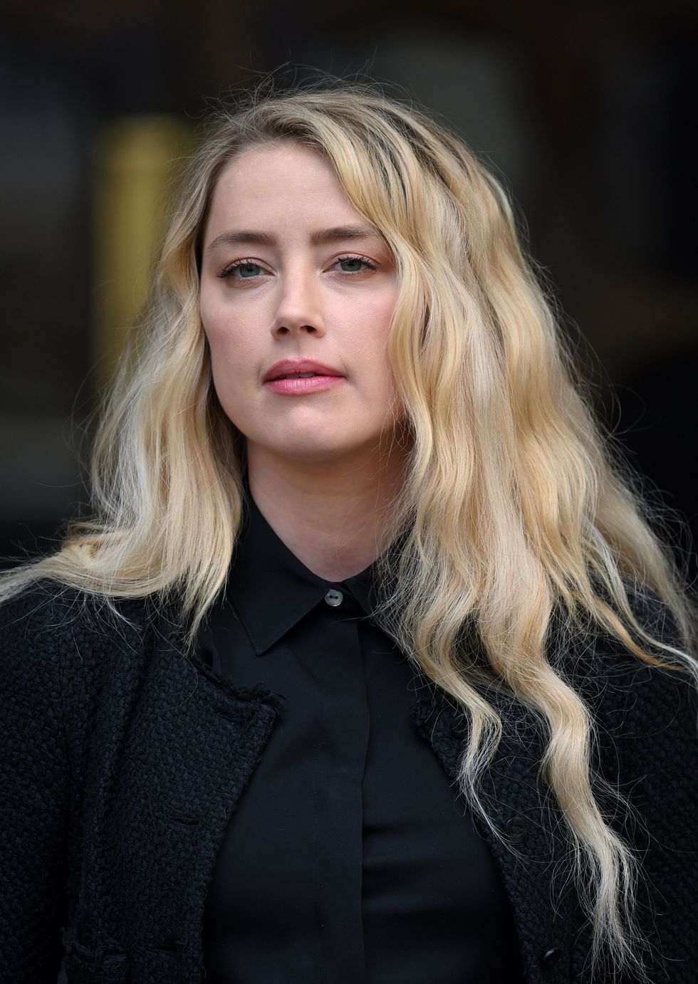 Tóc lớp dài của Amber Heard: Có một quan niệm sai lầm về sắc đẹp rằng những người có lọn tóc xoăn không thể để nhiều lớp và đuôi tóc có hình tam giác. Song các lớp dài và lọn xoăn của Amber Heard có thay đổi suy nghĩ của bạn?!&nbsp;