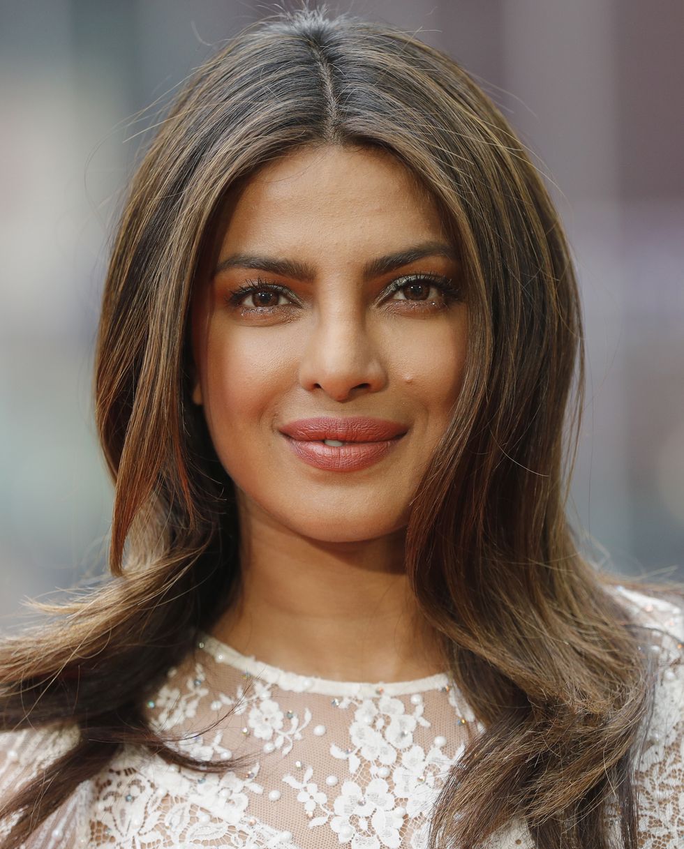 Các lớp tạo khuôn mặt của Priyanka Chopra: Để tạo lại các lớp khuôn mặt mềm mại, lỏng lẻo của Chopra, hãy sử dụng một bàn chải tròn hướng về phía vương miện để thêm khối lượng sẽ làm nổi bật vùng cằm của bạn.&nbsp;