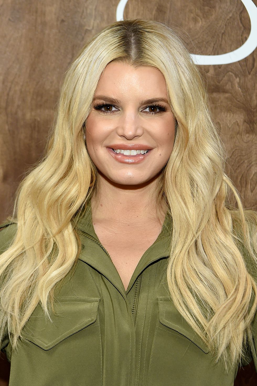 Layer tinh tế của Jessica Simpson: Mái tóc dài màu vàng vỏ bom của Simpson với nhiều lớp tinh tế là cách hoàn hảo để thổi sức sống cho mái tóc bết.&nbsp;