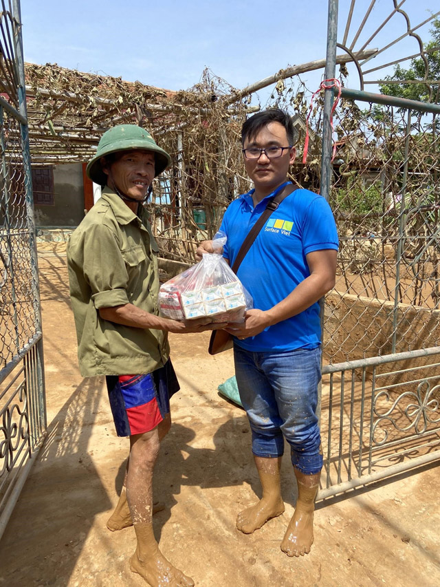 Surface Việt tới thăm và trực tiếp trao tặng quà cho người dân ở khu vực rốn lũ huyện Lệ Thủy, tỉnh Quảng Bình