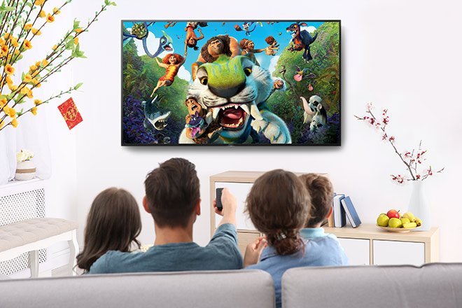 TV màn kích thước lớn kết hợp với công nghệ hình ảnh và âm thanh tối tân sẽ mang lại trải nghiệm giải trí khác biệt so với thiết bị di động (Sony X8050H).