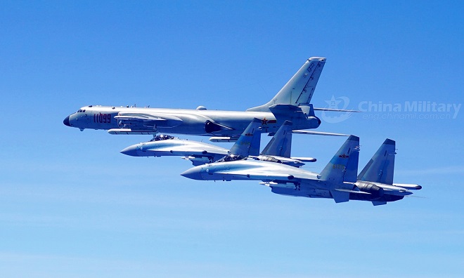 Hai chiến đấu cơ Su-35 của Trung Quốc hộ tống máy bay ném bom H-6K.