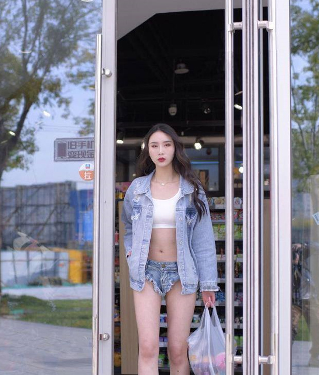 Cô gái này từng gây bão trên mạng xã hội Trung Quốc vì diện quần hot pants 5cm đi siêu thị.
