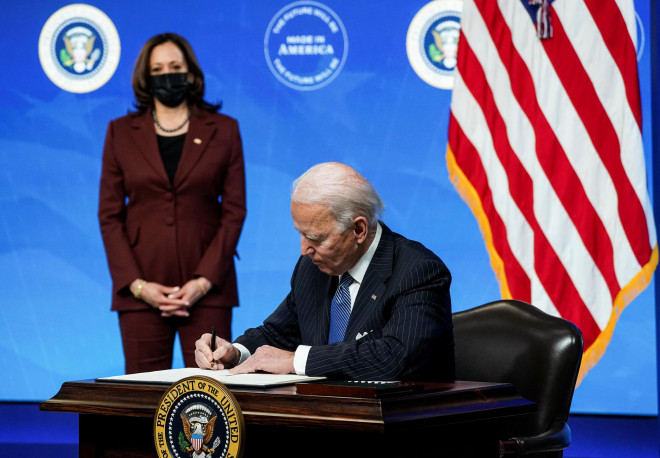 Tổng thống Mỹ Joe Biden ký ban hành sắc lệnh hành pháp nhằm thúc đẩy sản xuất trong nước hôm 25-1. Ảnh: Reuters