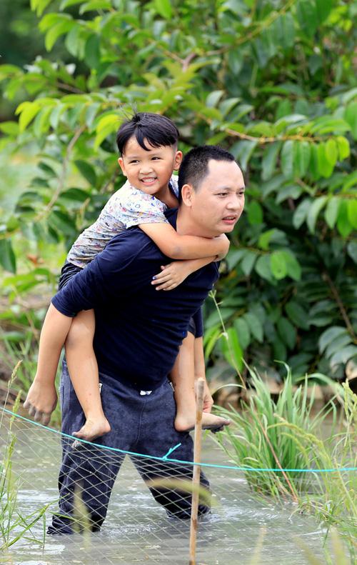 Nguyễn Hải Phong và con trai Xì Trum tham gia&nbsp;chương trình Bố ơi mình đi đâu thế? mùa 4.