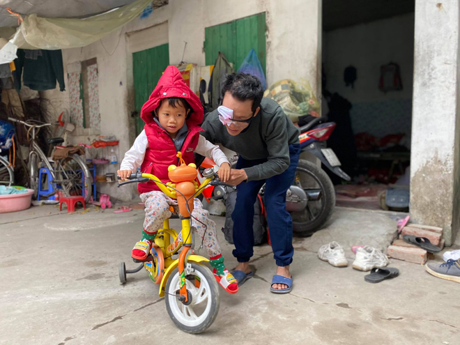 &nbsp;Anh Hùng chơi với con gái ngoài sân.