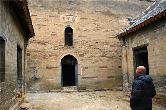 Ông Jia Pengju phát hiện đường hầm trong ngôi làng cổ kính (ảnh: Hoàn cầu)
