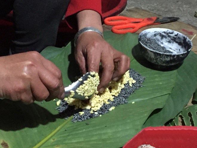 &nbsp;Màu đen của bánh chưng được làm từ tro của vỏ cây núc nác rồi trộn với gạo.