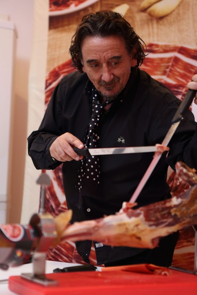 Trong khi cắt, những người làm công việc như Florencio sẽ cung cấp cho người xem các thông tin về chăn nuôi lợn, lịch sử của đùi lợn muối và loại đùi lợn mà họ sắp được thưởng thức.

