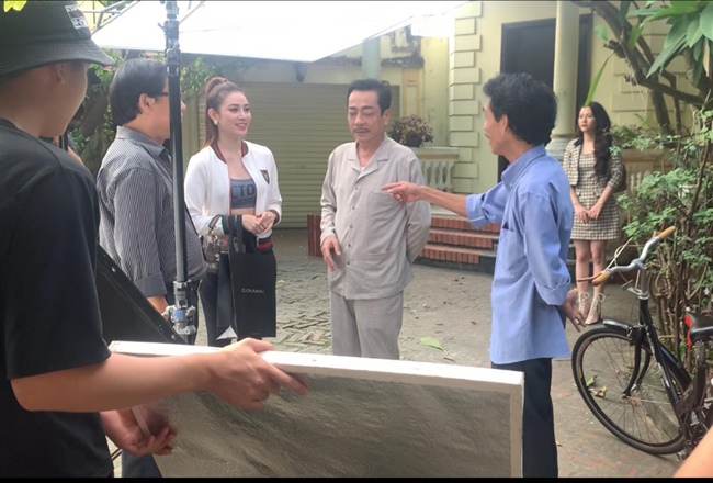 Nói về cơ duyên tham gia một vai phụ trong phim, Lương Thanh Hằng cho biết, một người anh thân thiết của cô đã gọi điện mời cô đóng vai diễn này.
