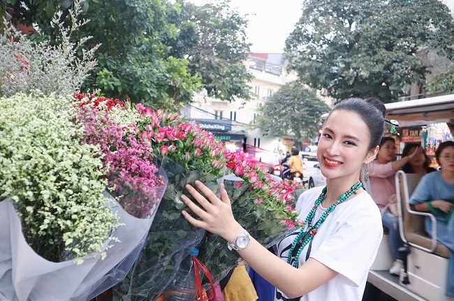 Angela Phương Trinh rạng rỡ khi diện trang phục đời thường.&nbsp;
