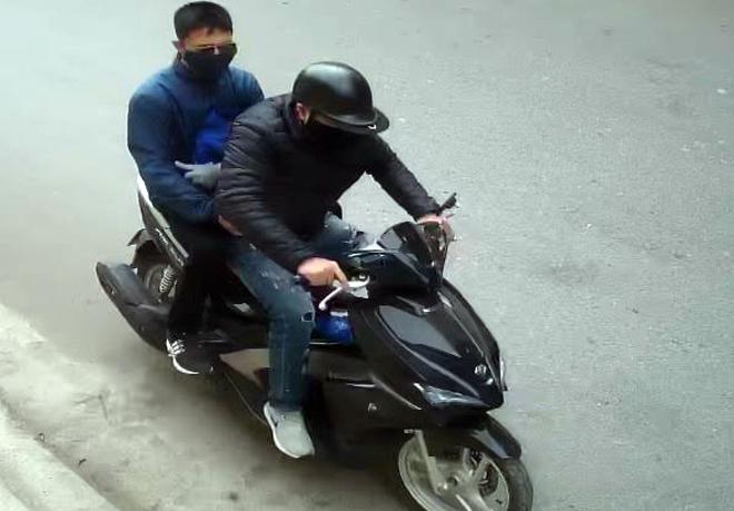 2 nghi phạm gây ra vụ trộm cắp 300 triệu đồng được camera ghi lại.