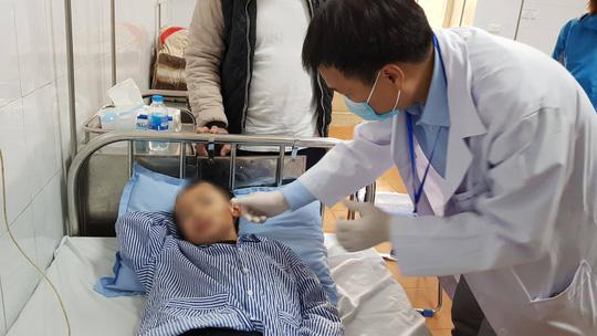 Bệnh nhi đang được theo dõi, chăm sóc vết thương do bị chó cắn - Ảnh: Nguyễn Hùng