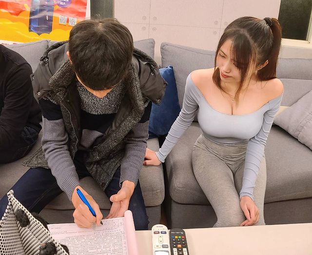 Zhang Yu nổi lên như cồn sau bức ảnh ngồi cạnh khách hàng đang kí hợp đồng trong bộ quần áo bó sát cơ thể.