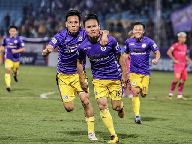 Tiền vệ Nguyễn Quang Hải CLB Hà Nội (bên phải)