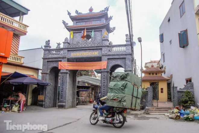 Làng nghề Phúc Am (Thường Tín, Hà Nội) nổi tiếng với nghề sản xuất vàng mã gắn với những mẫu mã lạ mắt trong những ngày lễ lớn, gần tới nhất là ngày ông Công ông Táo (23 Tháng Chạp).