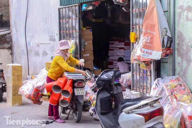 Một cửa hàng bán vàng mã trong làng Phúc Am luôn tấp nập kẻ ra người vào, người vận chuyển...