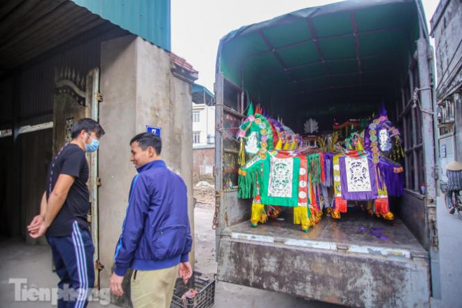 Những chuyến xe vẫn nườm nượp về làng vận chuyển hàng mã đi khắp phương.