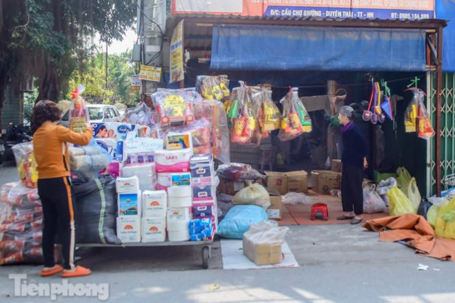 Khu chợ ngay cổng làng trở nên nhộn nhịp trong những ngày này nhờ gian hàng mã.