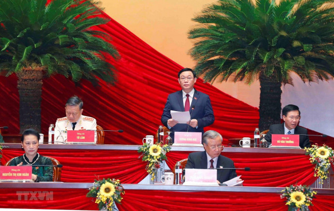 Ông Vương Đình Huệ điều hành phiên thảo luận Văn kiện Đại hội XIII - 1