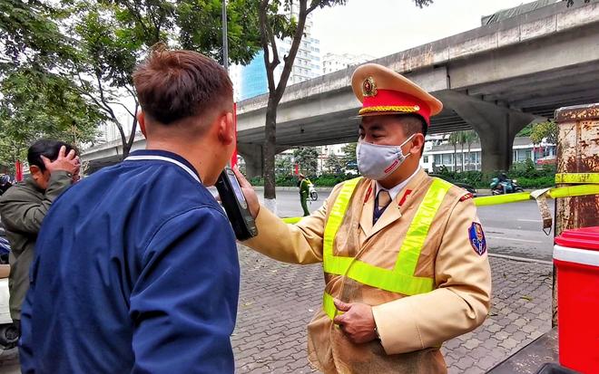 Uống rượu từ sáng đến trưa, thanh niên 9X vi phạm cồn kịch khung