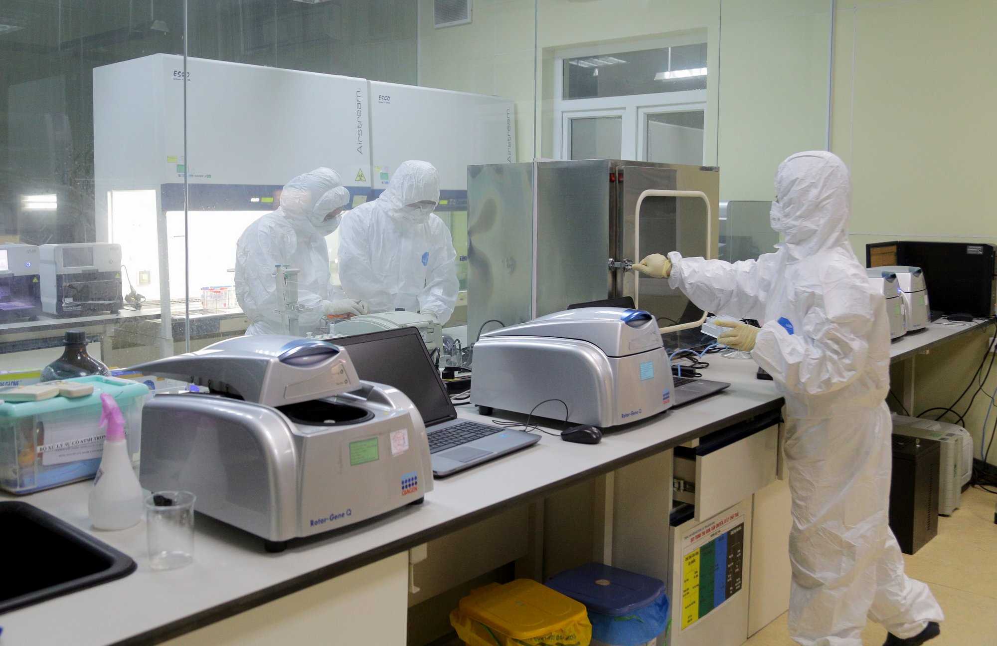 Cán bộ Trung tâm Kiểm soát bệnh tật tỉnh xét nghiệm các mẫu bệnh phẩm ngay trong đêm 27/1. (Ảnh: Cổng thông tin điện tử tỉnh Quang Ninh)