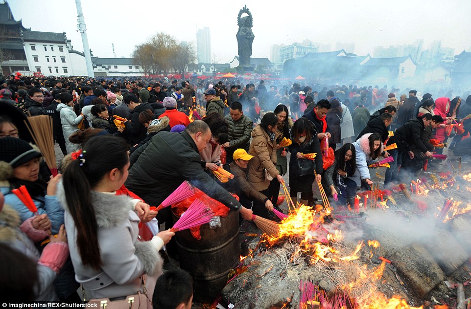 Người Trung Quốc trong ngày Vía Thần Tài năm 2017. Ảnh: Shutterstock