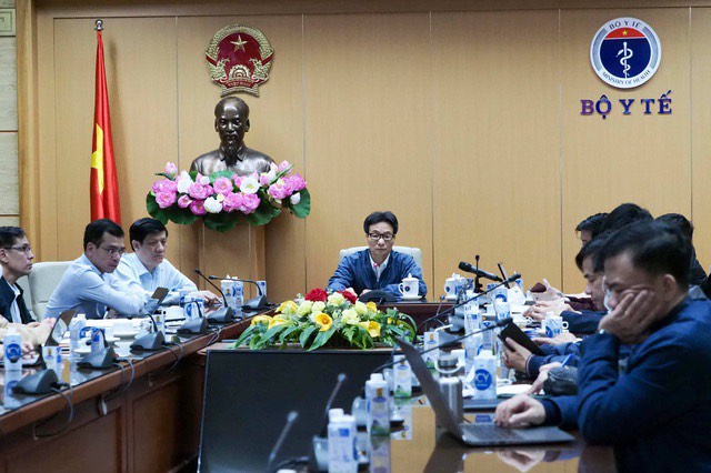 Phó Thủ tướng Vũ Đức Đam, Bộ trưởng Bộ Y tế đã họp khẩn trực tuyến với 2 tỉnh Quảng Ninh và Hải Dương tối muộn 27/1.