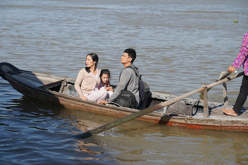 Ốc Thanh Vân ngâm mình dưới nước lạnh suốt 3 tiếng khiến giới &#34;giang hồ miền Tây&#34; khiếp sợ - 9