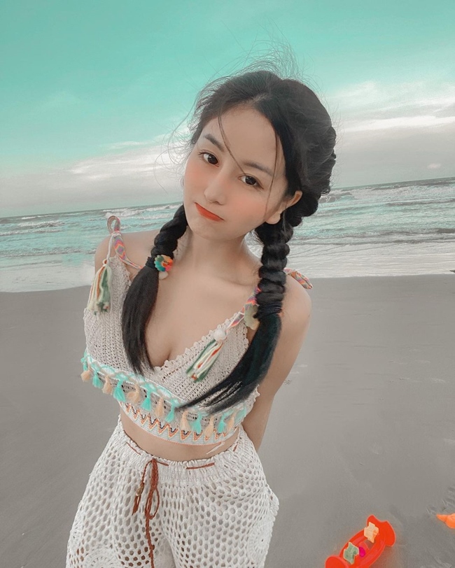 Võ Ngọc Trân là hot girl Sài thành nổi đình đám nhờ nhan sắc xinh đẹp, ngọt ngào từ khi còn là nữ sinh trung học. Hiện tại, người đẹp sinh năm 2001 đang là sinh viên trường Đại học Ngoại ngữ - Tin học TP. HCM (HUFLIT). Mới đây, Võ Ngọc Trân gây xôn xao cư dân mạng khi tỏ thái độ bức xúc bì bị lấy ảnh đi minh họa cho "tour 7000 USD.
