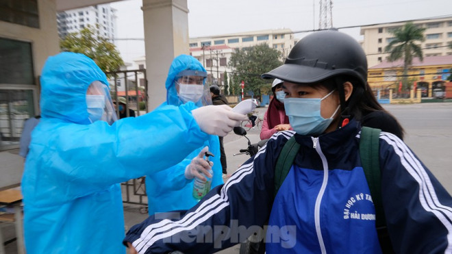 Người ra vào Bệnh viện Đại học Kỹ thuật Y tế Hải Dương đều phải thực hiện kiểm tra thân nhiệt, tuân thủ đeo khẩu trang và sát khuẩn tay.