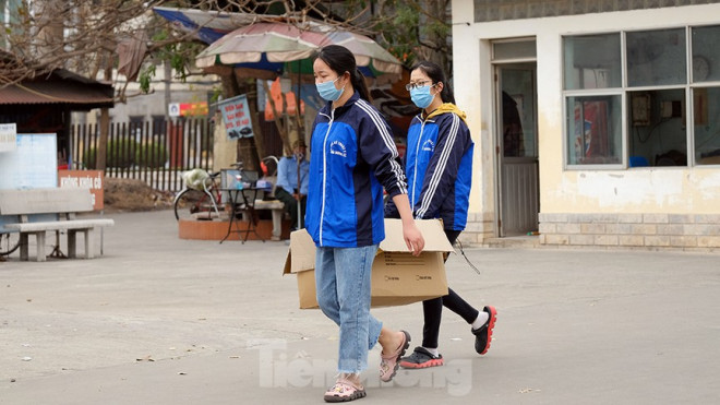 Các sinh viên của Đại học Kỹ thuật Y tế Hải Dương được huy động để dọn dẹp vệ sinh trước khi bệnh viện dã chiến tiếp nhận người mắc COVID - 19.