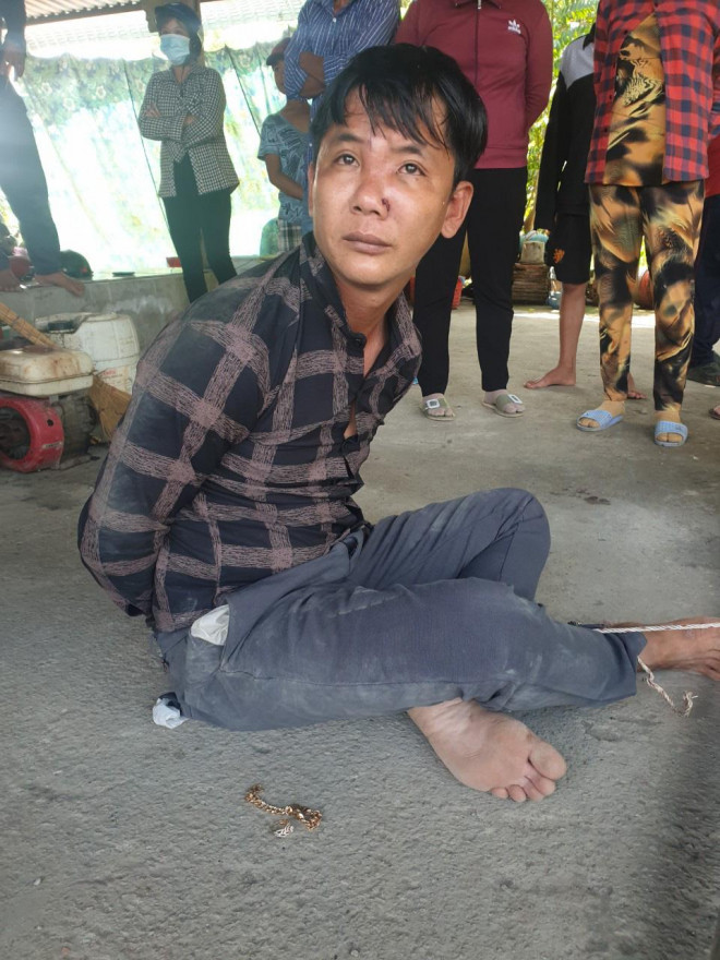 Đối tượng Huỳnh Trường Giang bị vợ chồng anh Lâm bắt giữ cùng tang vật giao công an xử lý