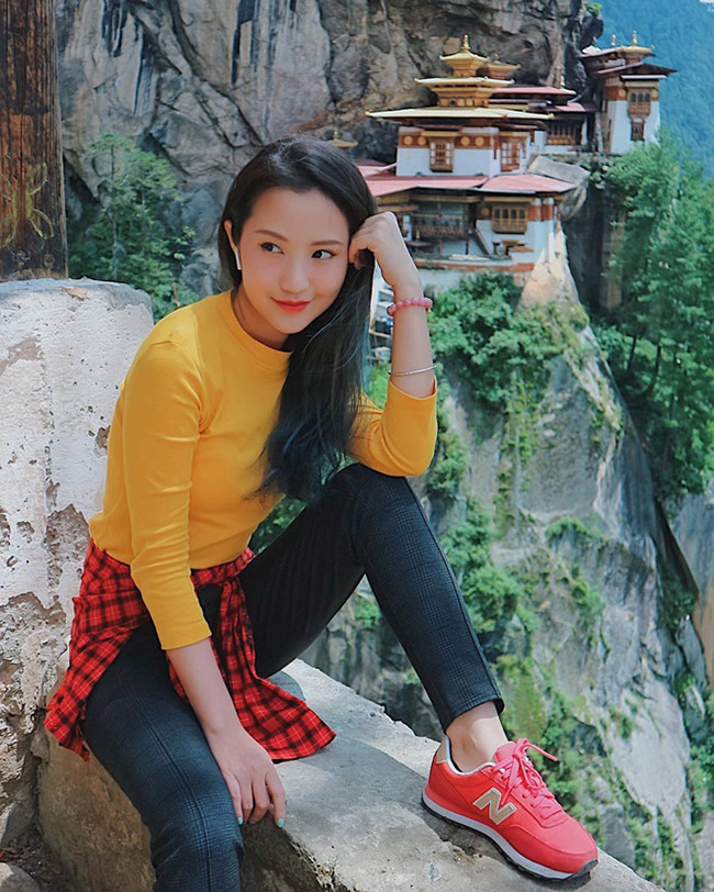Vợ Phan Thành có nhiều phụ kiện, trang phục từ các thương hiệu đình đám thế giới. Thỉnh thoảng, cô cũng diện những trang phục đơn giản, cá tính khi đi du lịch.
