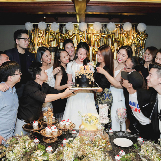 Trong tiệc sinh nhật của Primmy Trương, nhiều ngôi sao, hội con nhà giàu đã có mặt chúc mừng.
