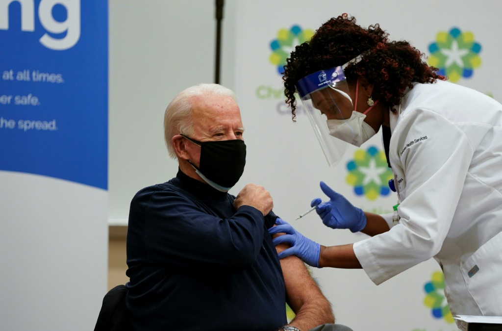 Tổng thống Mỹ Biden tiêm vắc xin Covid-19 (ảnh: CNN)