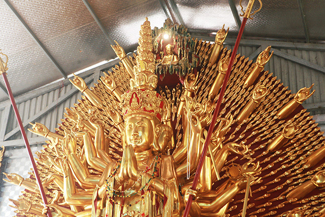 Tượng Phật thiên thủ thiên nhãn với dáng đứng uy nghi, thư thái, tỏa ánh hào quang soi sáng toàn thể thế gian với lòng từ bi phổ độ quần sinh. Trên đỉnh Phật Quân Âm có động Di Đà