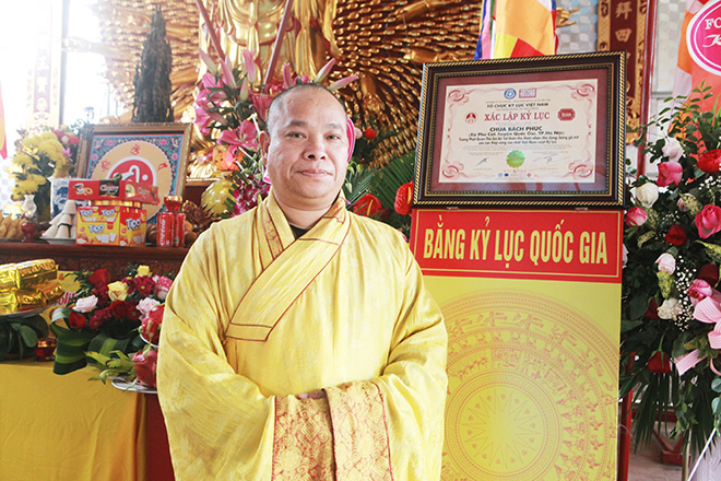 Đại đức Thích Quảng Vượng, Trụ trì chùa Bách Phúc cho biết, để tạc được tượng Phật Quan Âm trải qua rất nhiều khó khăn trong suốt 4 năm. Khởi điểm bắt đầu tạc tượng chưa có một thứ gì từ gỗ đến tiền trả công thợ