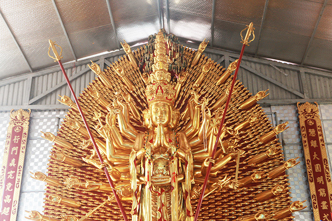 Kể về hình thành bức tượng Phật Quan Âm bằng gỗ mít cao nhất Việt Nam, Trụ trì chùa Bách Phúc cho biết, cuối năm 2016, trong quá trình ngồi thiền chứ không phải trạng thái nằm mơ,&nbsp; khi vào thiền thì vào trong lúc nhập tịnh sâu, trong cái thinh không vắng lặng ấy thầy nhìn thấy rõ ràng Phật Mẹ Quan Âm tỏa sáng ở sân chùa