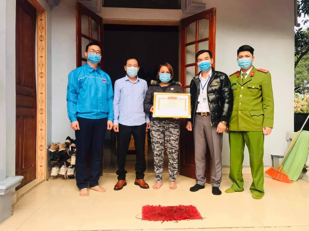 Chính quyền xã Hải Lạng (Tiên Yên, Quảng Ninh) khen thưởng hành động hoãn đám cưới để chung tay phòng chống dịch COVID-19 của gia đình bà Thương.