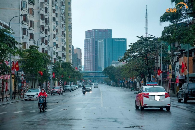 Trong khi hầu hết tất cả mọi người chọn về quê ăn Tết thì một số tài xế taxi lựa chọn ở lại Hà Nội để mưu sinh.