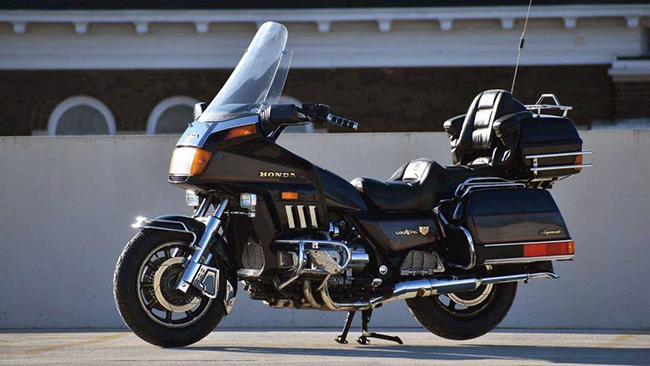 Chiếc Honda Gold Wing 1984 này đang được rao bán trên Bring a Trailer với mức giá khởi điểm là 1.300 USD (khoảng 30 triệu đồng)
