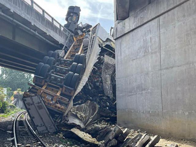 Khánh Hòa: Xe container tông vào lan can cầu, rớt xuống đường sắt