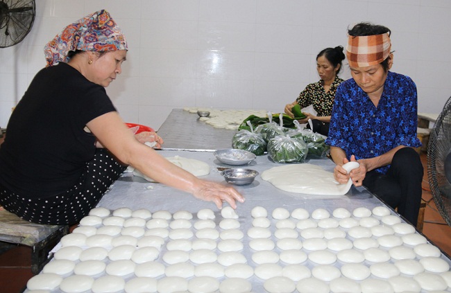 Mỗi ngày, người dân tại làng Ngọc (Hưng Yên) đã cung cấp ra thị trường hàng ngàn chiếc bánh dày