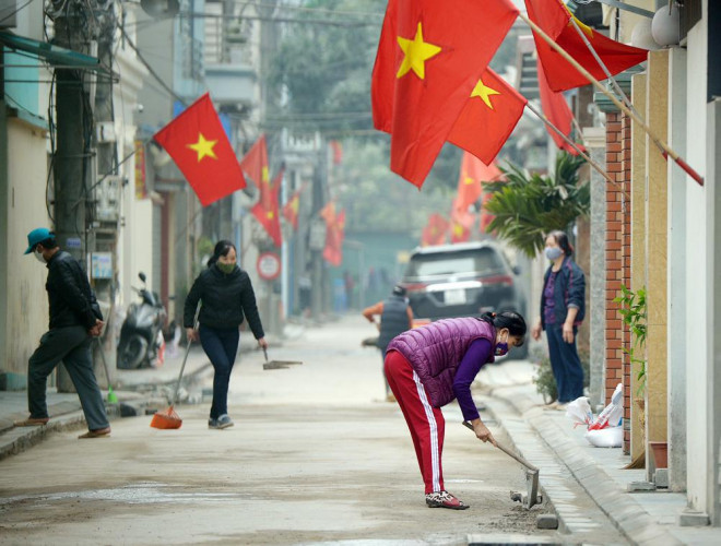 Gần 1 ngày trôi qua khi khu dân cư bị phong tỏa để hạn chế sự lây lan của dịch bệnh, đông đảo bà con nhân dân trong tổ 11 đã ổn định tâm lý. Người dân tiến hành dọn dẹp rác thải, vật dụng dư thừa tại nơi mình sinh sống để giữ sạch môi trường.