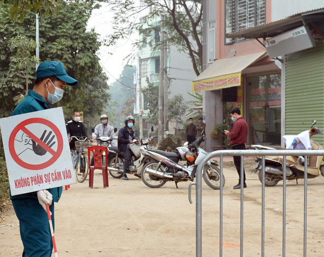 Trong khi đó, tại một chốt kiểm soát khác dẫn vào tổ 11 được lực lượng chức năng chốt trực xuyên ngày đêm.