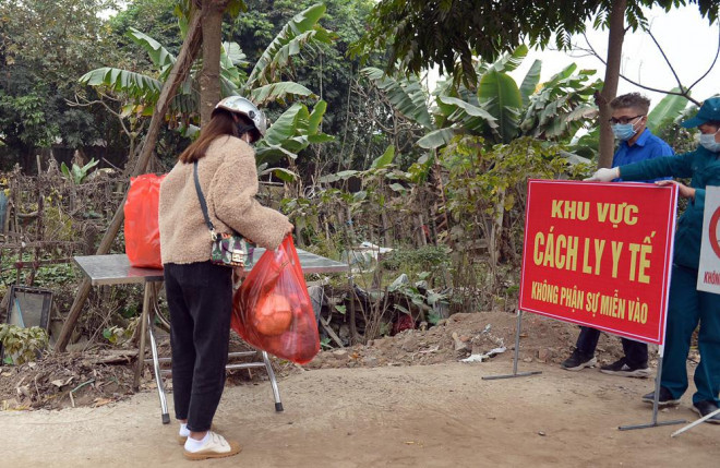 Việc giao/nhận thực phẩm cũng được thực hiện theo đúng quy trình dưới sự kiểm soát của các lực lượng tại chốt trực.